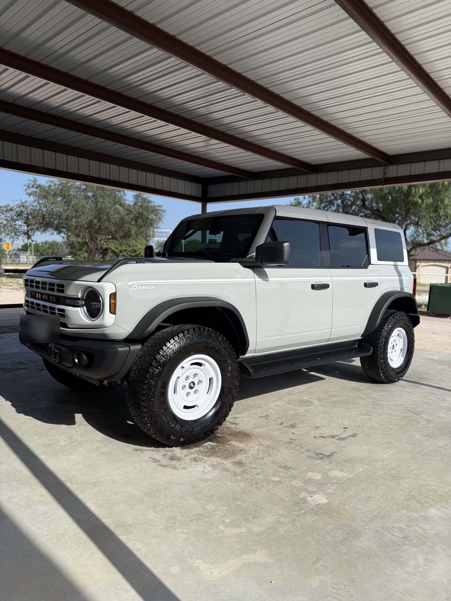 Ford Bronco washed and detailed to a glossy, whole-vehicle finish during a mobile visit by I Auto Detailing in McAllen, TX